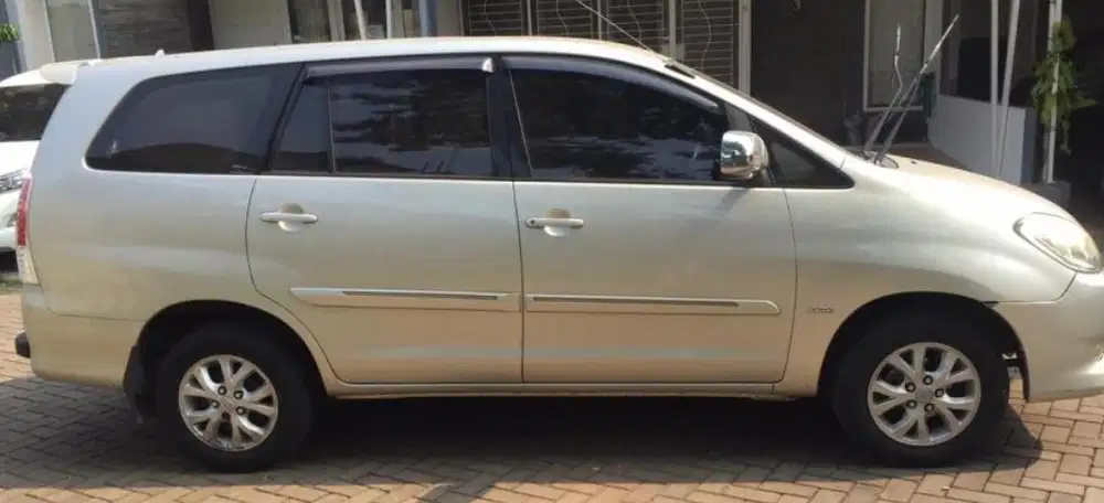 Toyota Kijang Innova 2011 Bensin