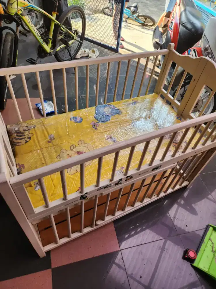 Ranjang Bayi putih kayu