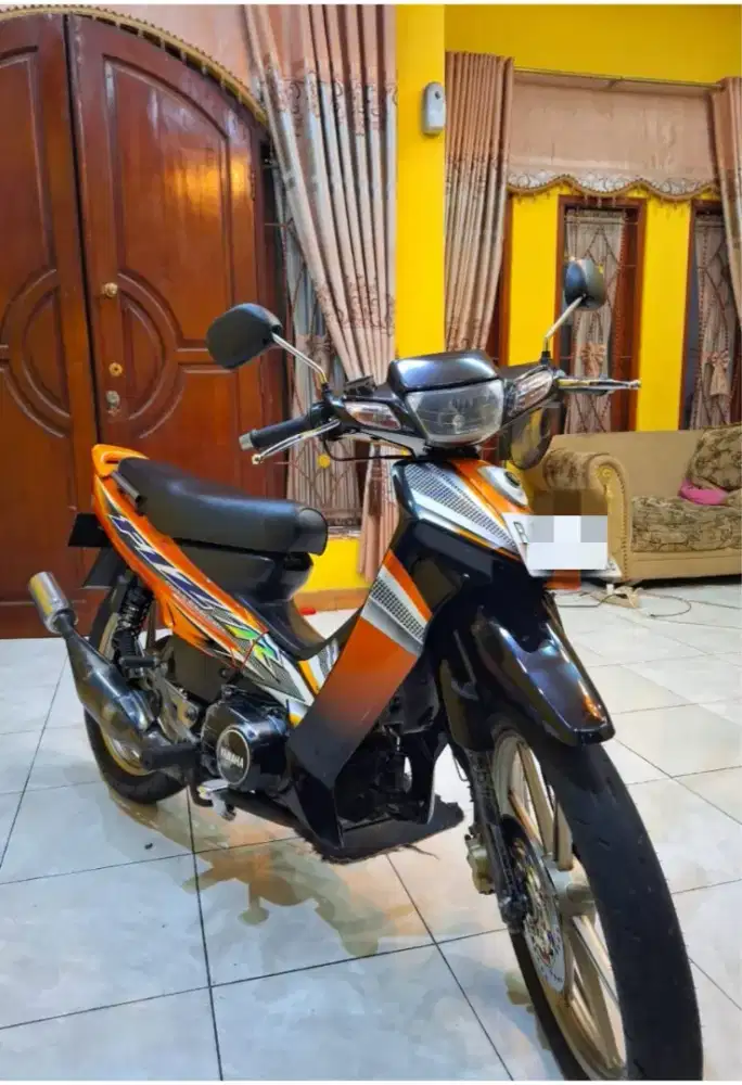 Yamaha F1ZR Oranye dan malboro