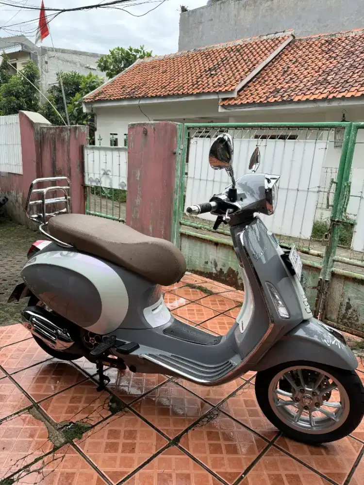 VESPA PRIMAVERA 2022 GREY FULL AKSESORIS, KM 22K. MURAH BANGET GAN!