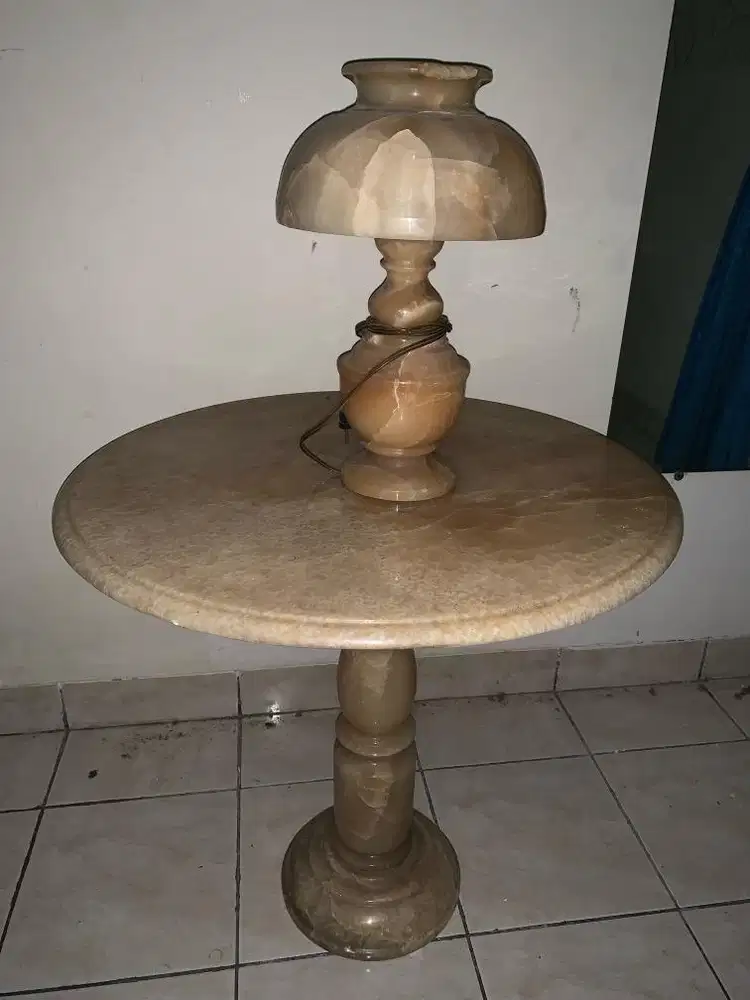 Meja dan lampu berbahan batu