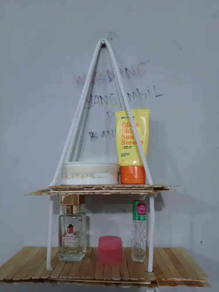 RAK GANTUNG MINI DARI STIK ES KRIM – KERAJINAN DAUR ULANG