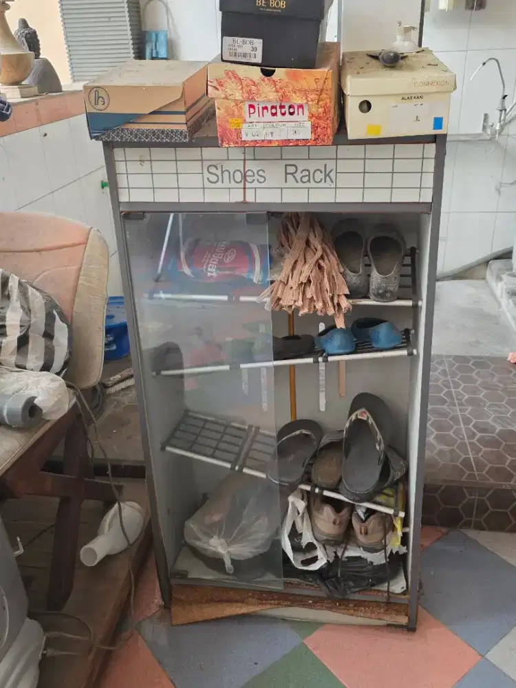 DIJUAL RAK SEPATU BESERTA ISINYA KONDISI BEKAS