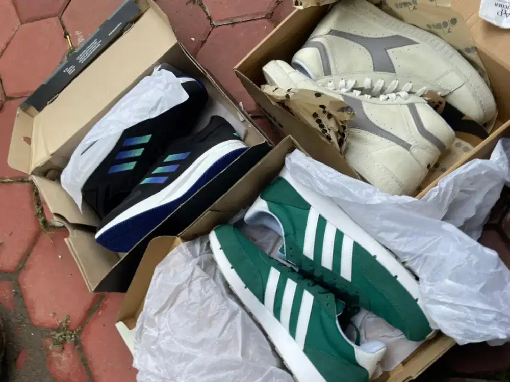 Sepatu adidas dan diadora