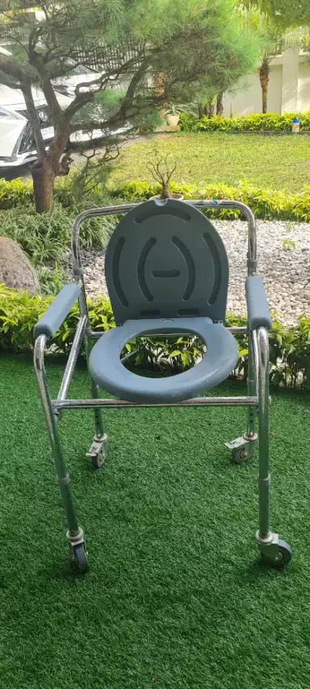 Bismillahirohmanirohhim dijual kursi roda