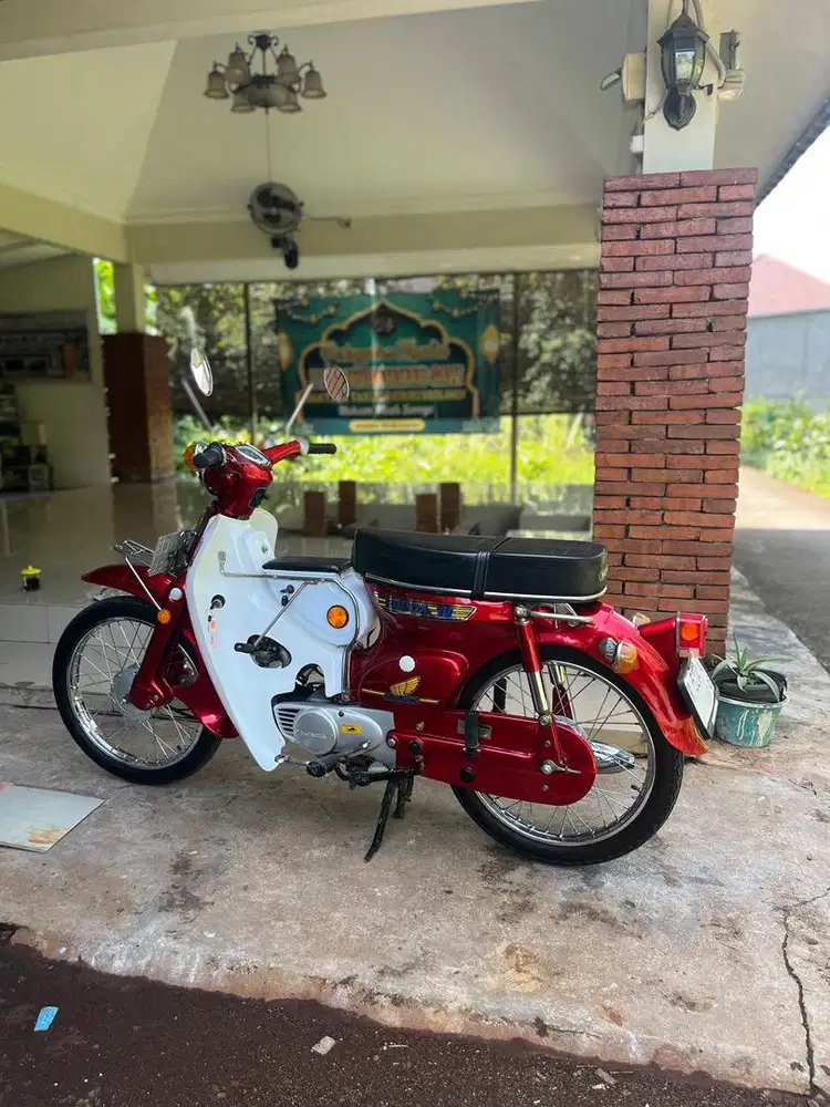 Honda C70 merah