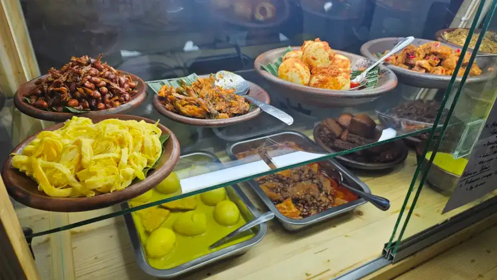 Lowomgan Kerja Karyawan untuk Outlet Nasi Kuning Ayam Goreng