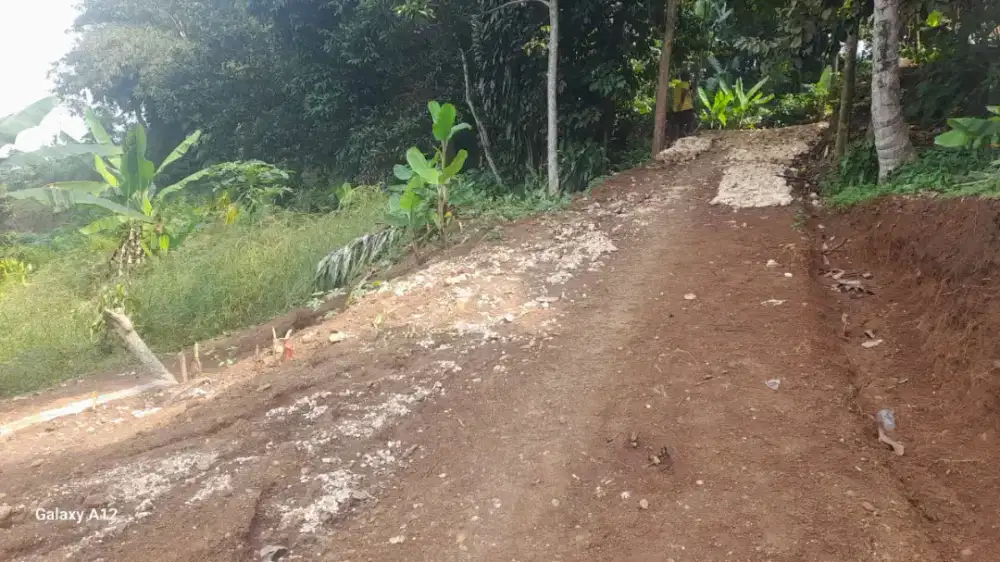 Di jual lhan tanah darat lt 1000 mtr pinggir x viu bgus strategis