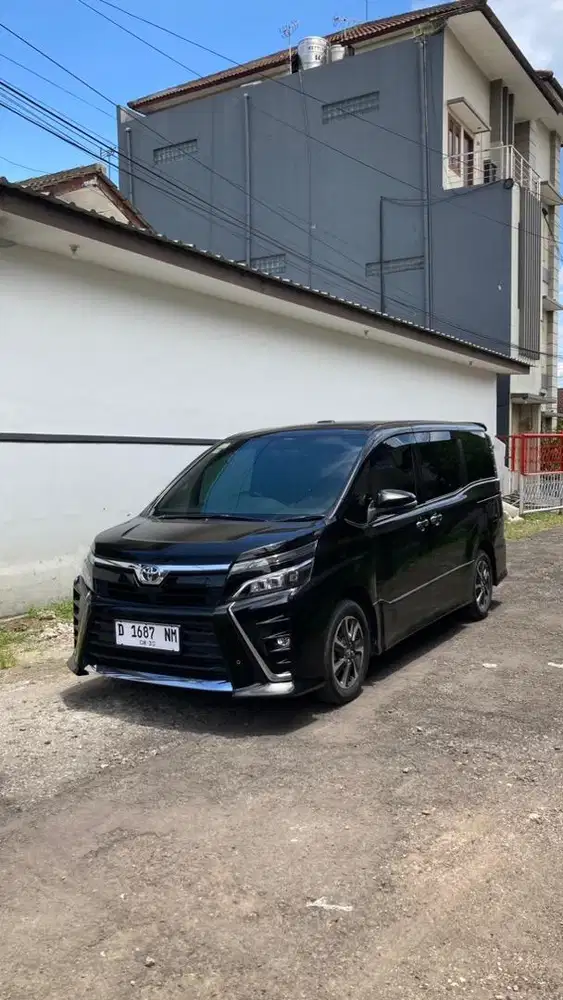 TOYOTA VOXY 2.0 AT
