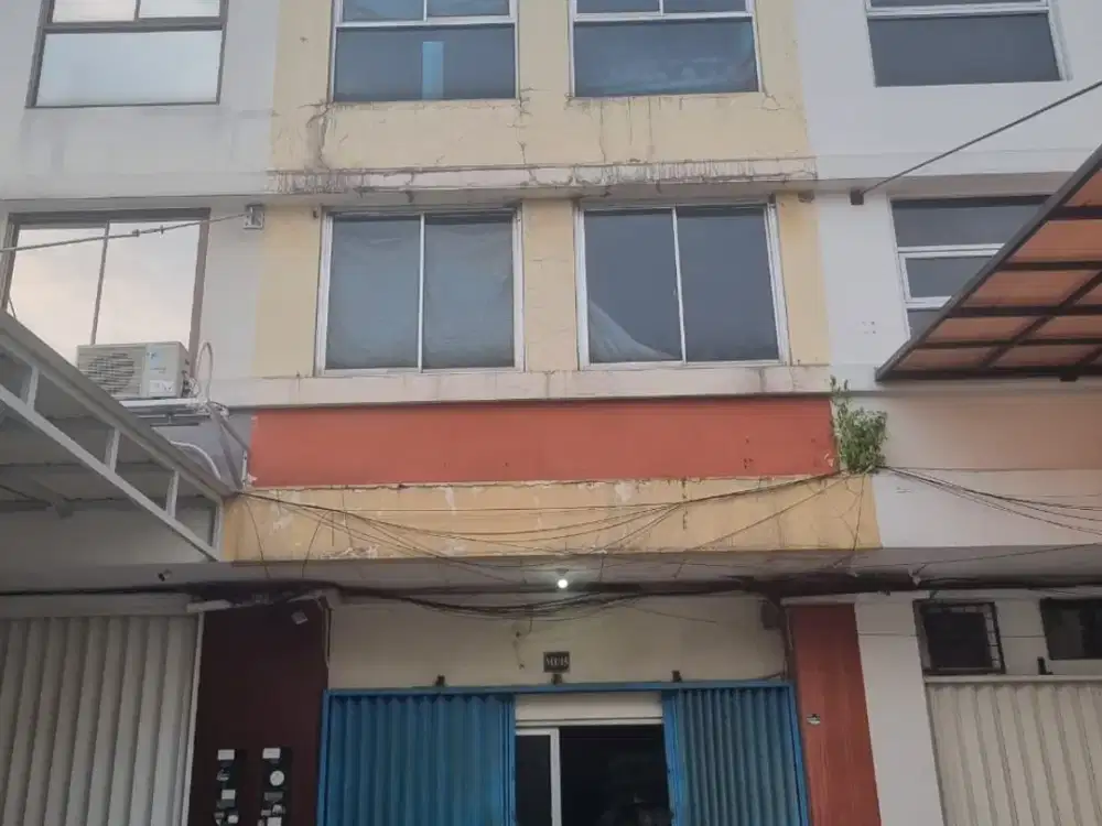 Turun Harga! Dijual Ruko 3,5 Lantai Siap Huni di Cempaka Mas - Lokasi Strategis & Potensi ROI Menarik!