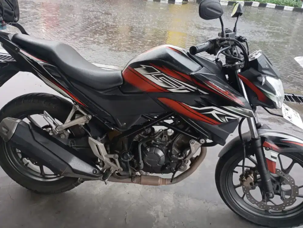 Honda CB150R hitam