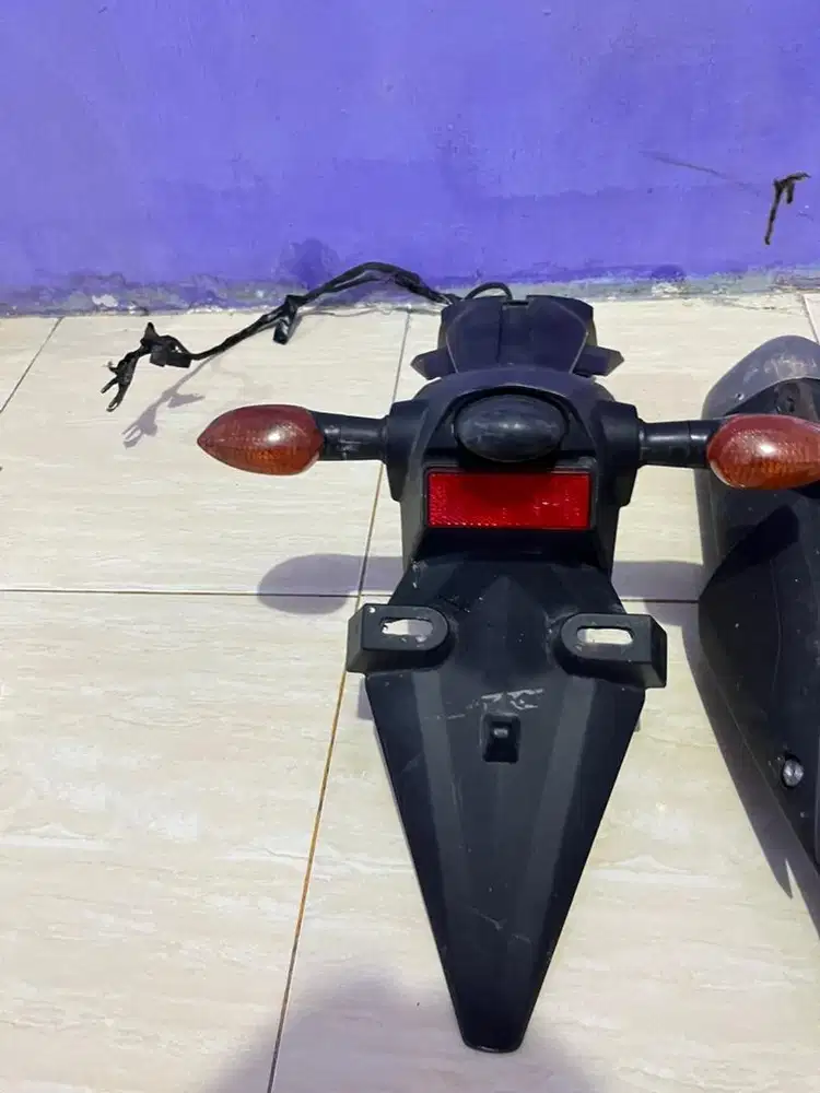 Knalpot ori yamaha r25 dan spakbor belakang