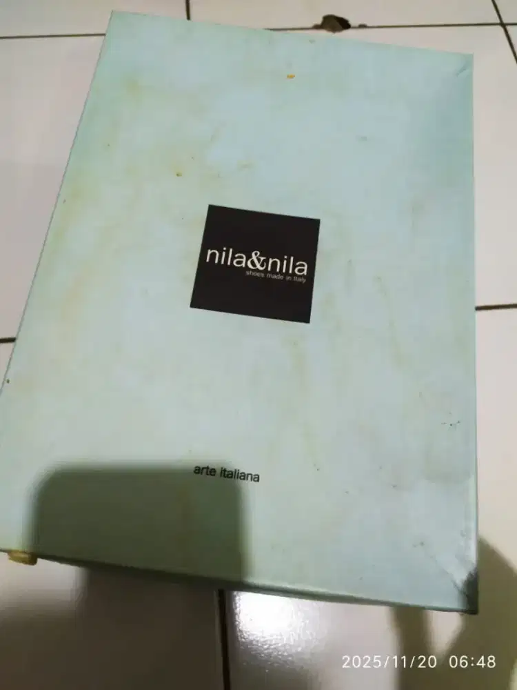 Sendal wedges warna gold