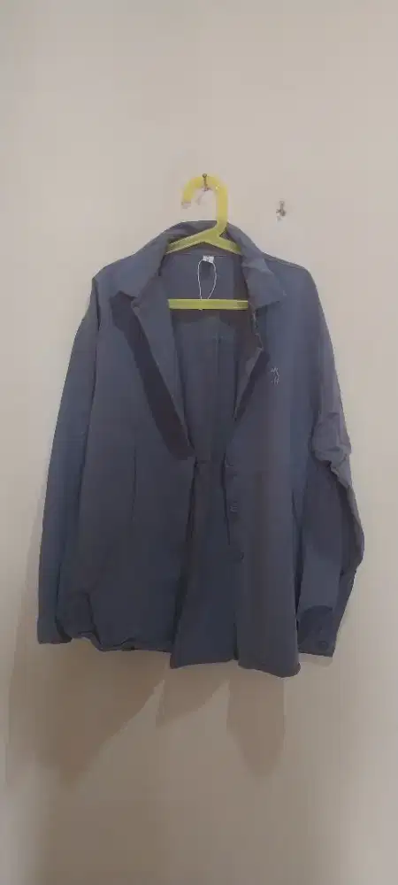 Kemeja perempuan warna abu-abu kebiruan