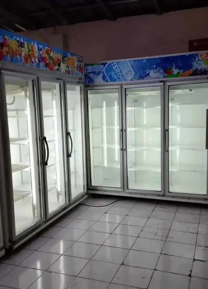 Showcase 3 Pintu Ada 3 Unit Jual Borongan Saja