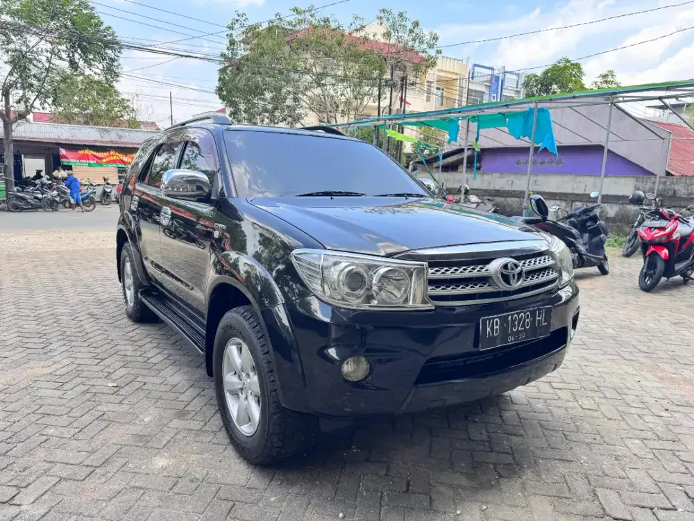 Toyota Fortuner V 4x4 matic bensin tahun 2010