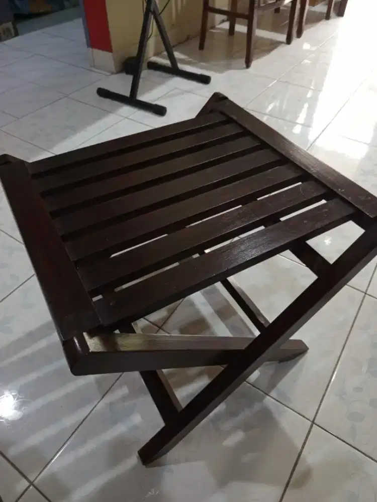 Di jual satu set meja kursi kayu