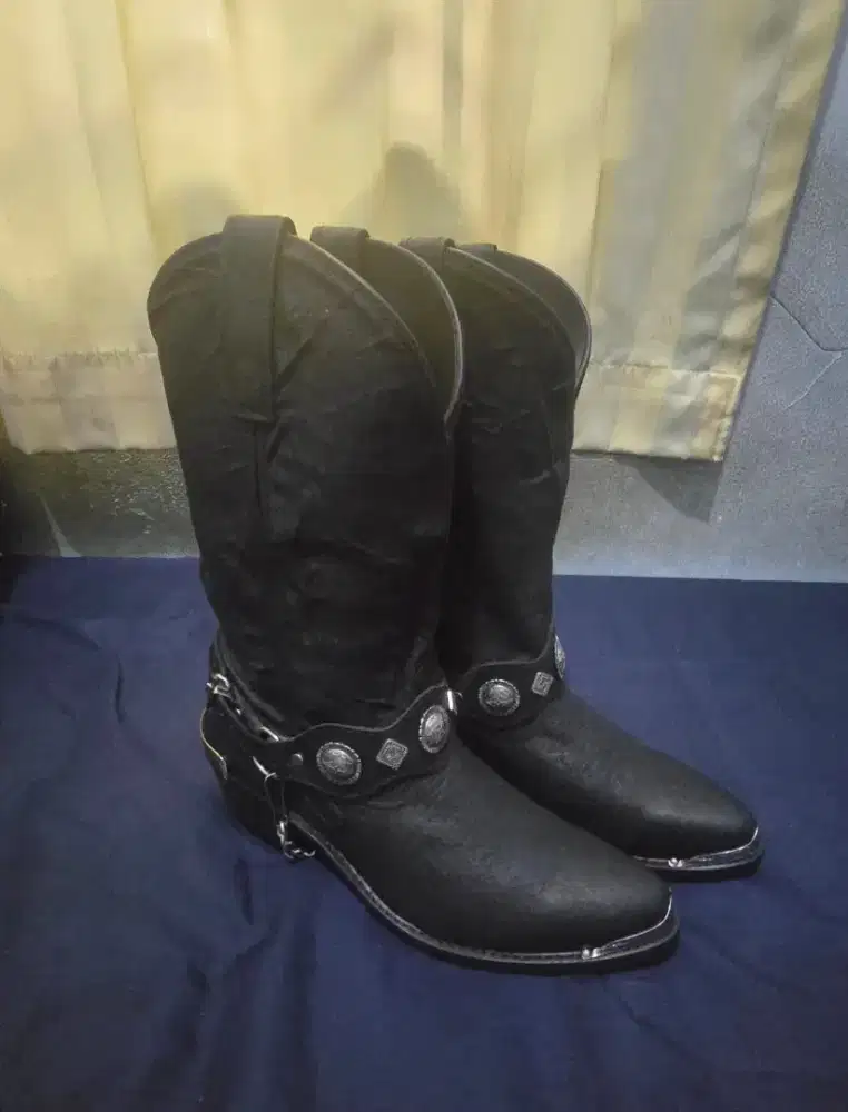 sepatu boots harness kulit hitam Dingo Suiter. 