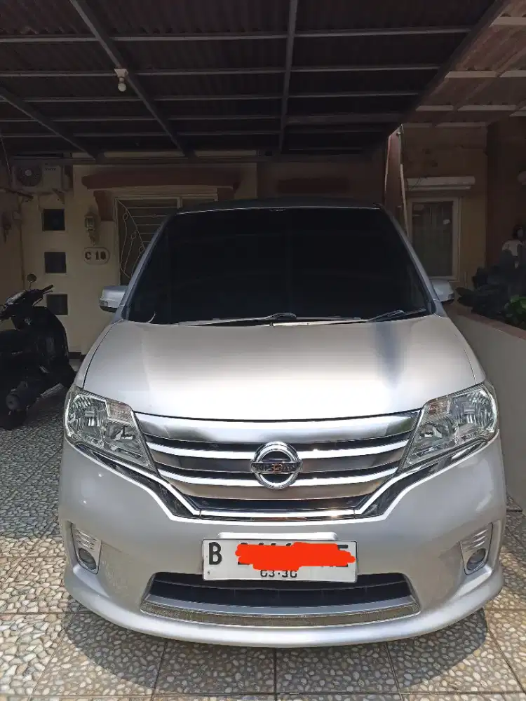 Di jual nissan serena silver HWS 2014 low km