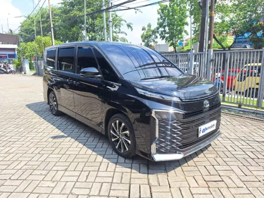 LOW DP Toyota Voxy 2.0 Bensin-AT 2023 KEN
