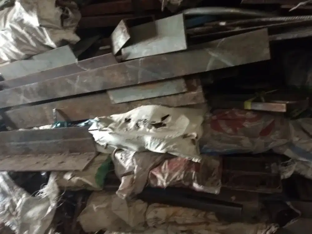 Menerima besi tua bongkaran