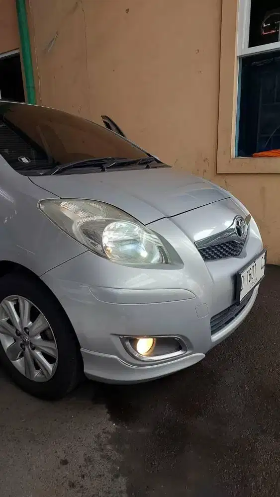 DP 12 JT Toyota Yaris E Matic 2012 Silver Mulus