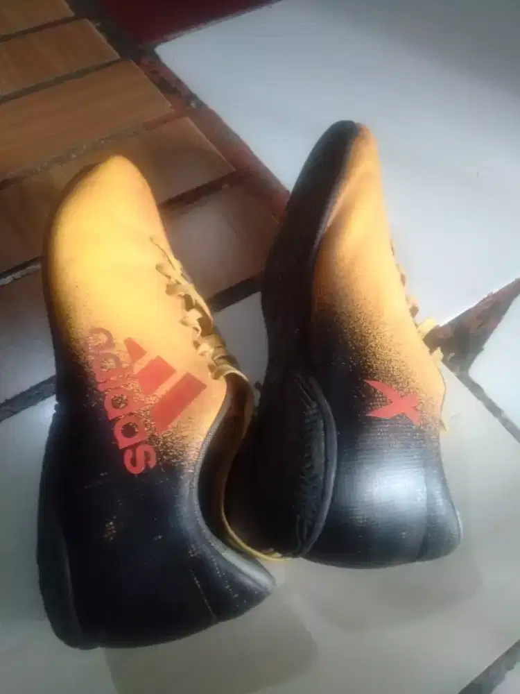 Sepatu futsal Adidas
