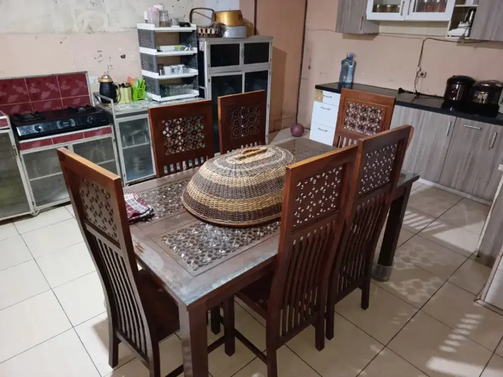 Set meja makan kayu jati.