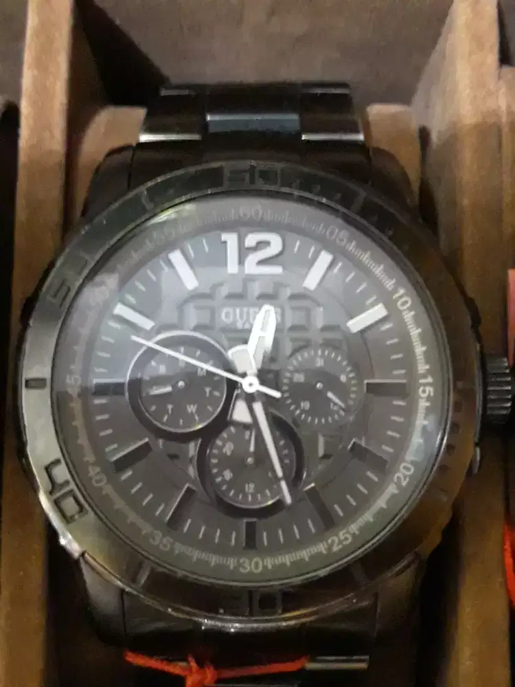 Jam tangan kronograf pria Guess W0119P2