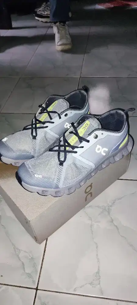 Sepatu On Cloud size 43 murmer