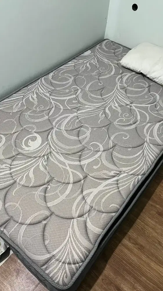 Di jual kasur masih baru belum pernah di pakai.