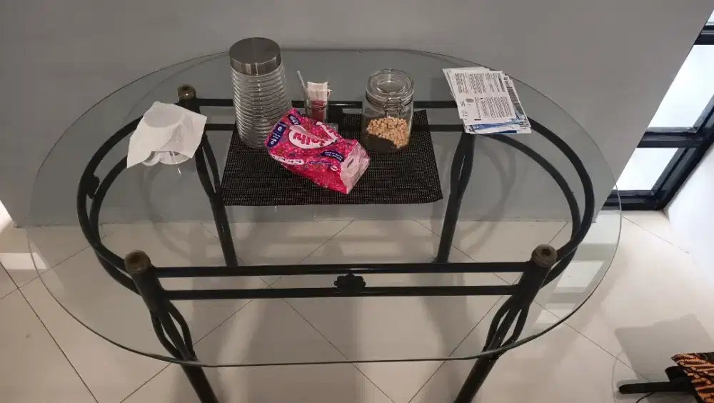 Meja makan kaca tebal