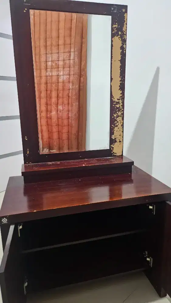 Dijual Lemari rias bekas