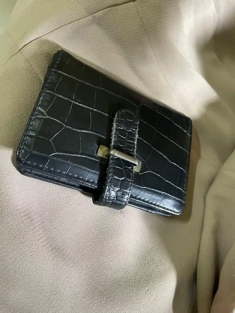Dompet hitam tekstur kulit