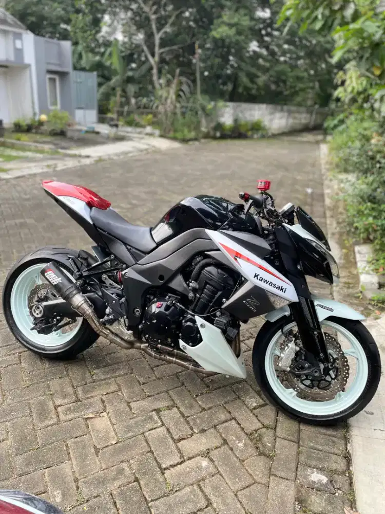 Kawasaki Z1000 2013 SE white, kondisi cakep, full mulus, modif banyak