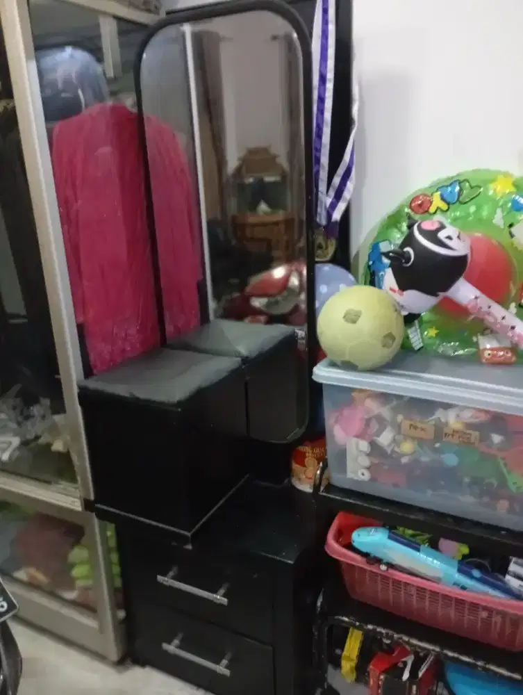 Meja rias kecantikan