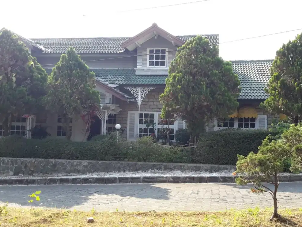 Murah !! DIJUAL VILLA GREEN APPLE CIPANAS FULL FURNISHED POSISI HOOK 2 SISI BISA UNTUK KELUARGA BESAR