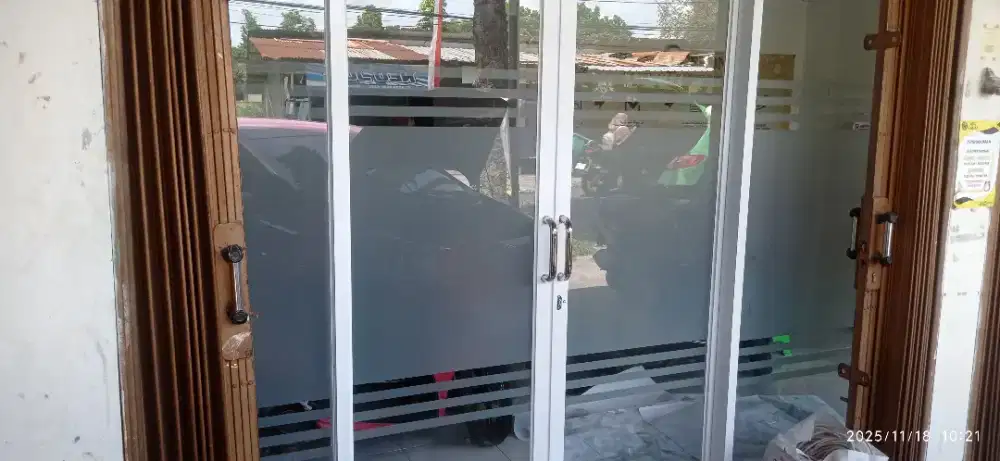 Stiker kaca sandbast & kaca film tolak panas uv rumah