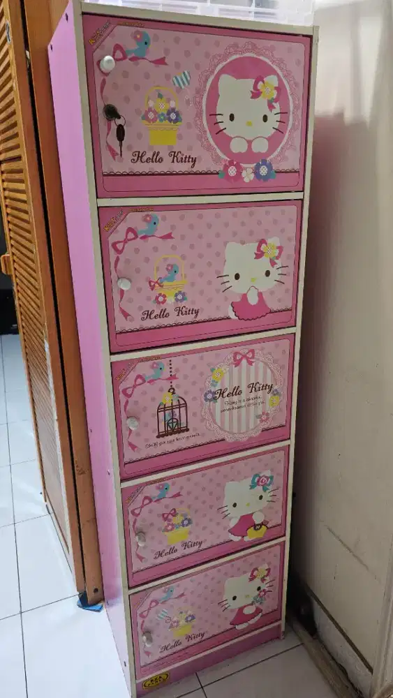 Lemari buku Hello Kitty