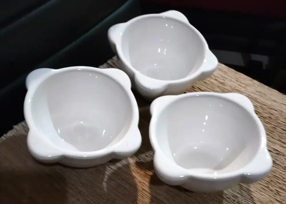 mangkok porselen
import
sangat tebal
berat
mewah
diameter 16 cm