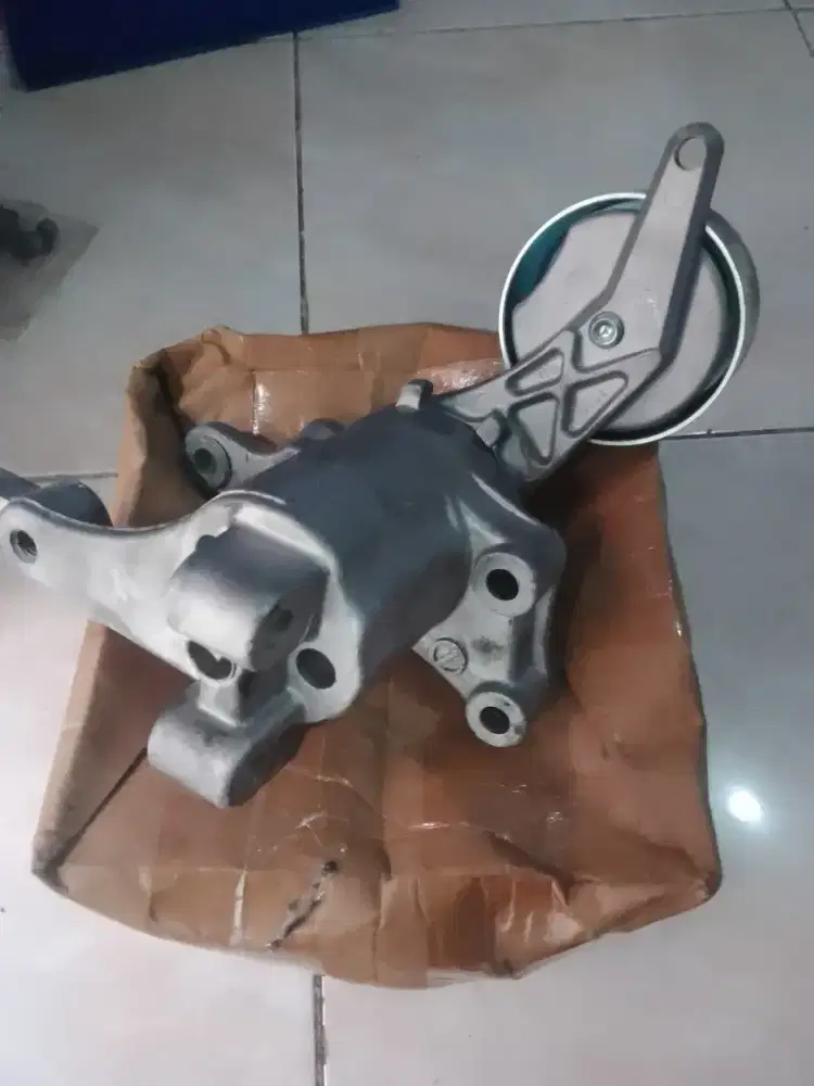 Tensioner fanbelt Innova diesel