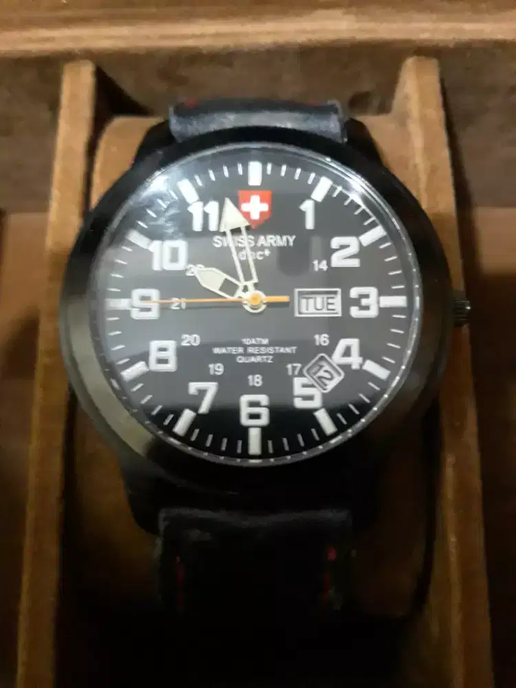 Jam tangan Swiss Army DHC+ Quartz