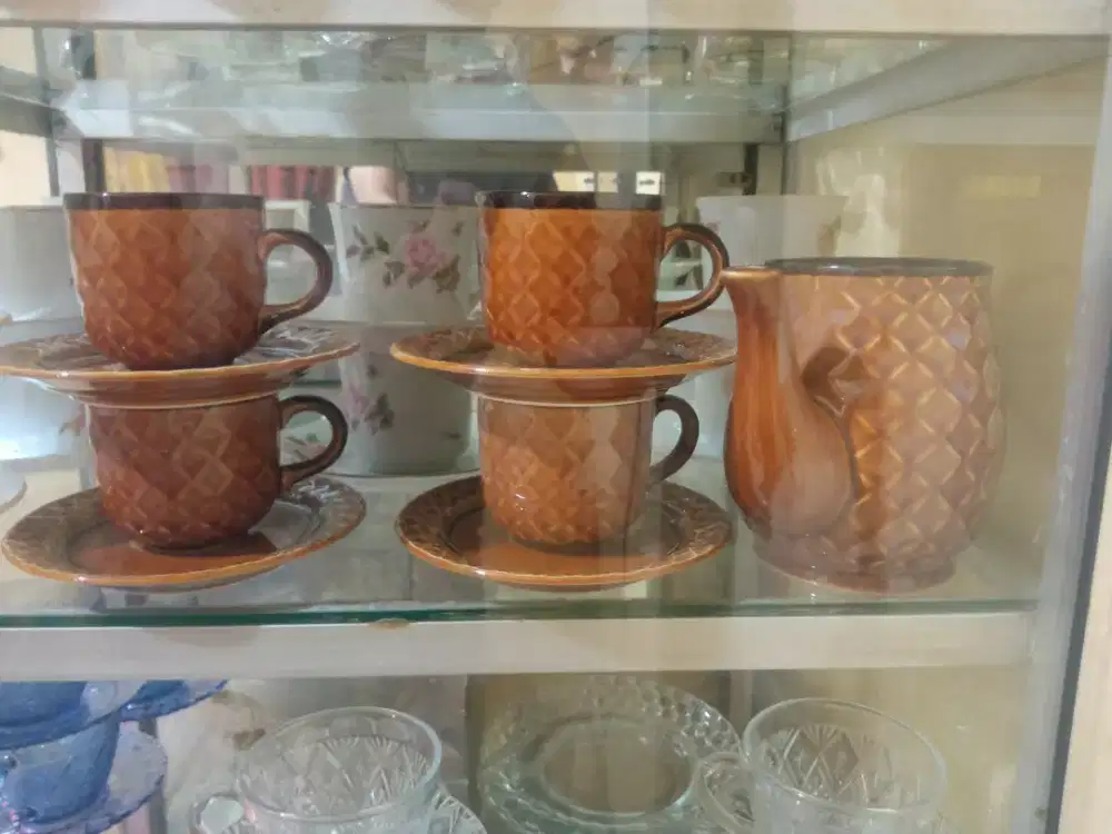 Retro scandinavian 1 teapod.. 4 cup and 4 saucer