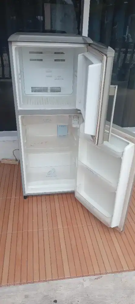 Ready stock kulkas 2pintu mrek sanyo