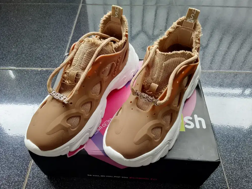 Sepatu GOSH langka like new 100%