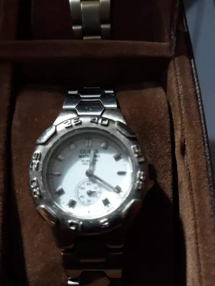 Jam tangan vintage dengan merek Guess WaterPro.