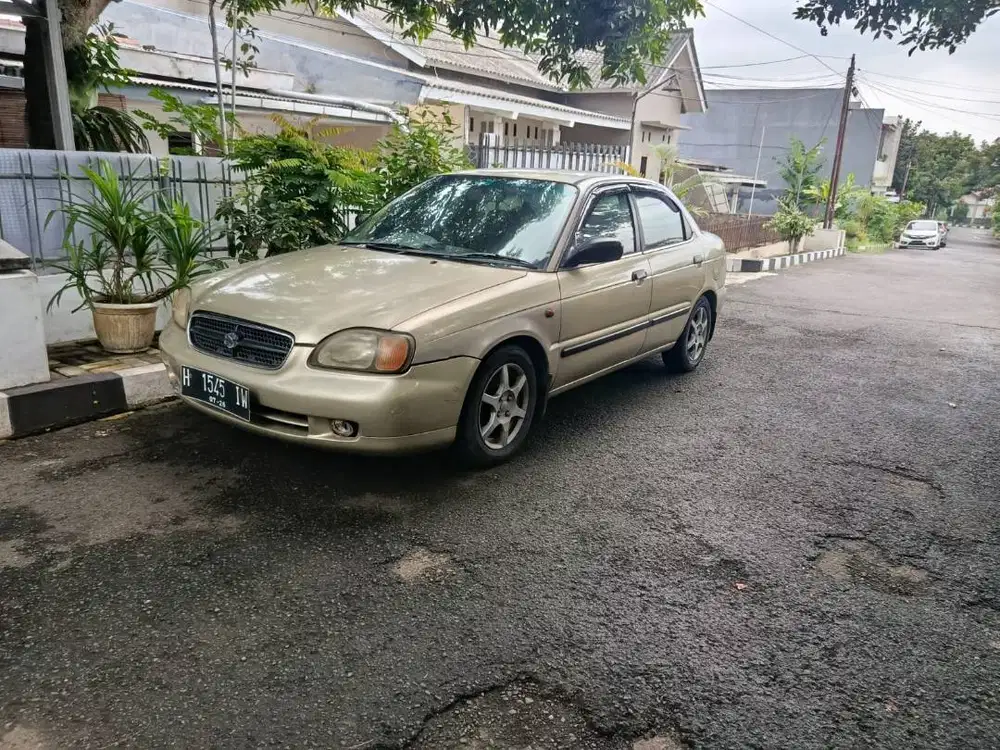 Suzuki Baleno DX MT 2000 warna emas