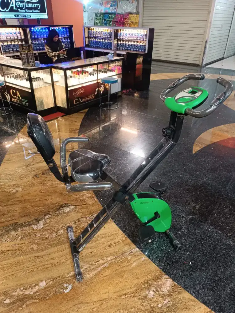 Sepeda statis bisa dilipat bekas display toko