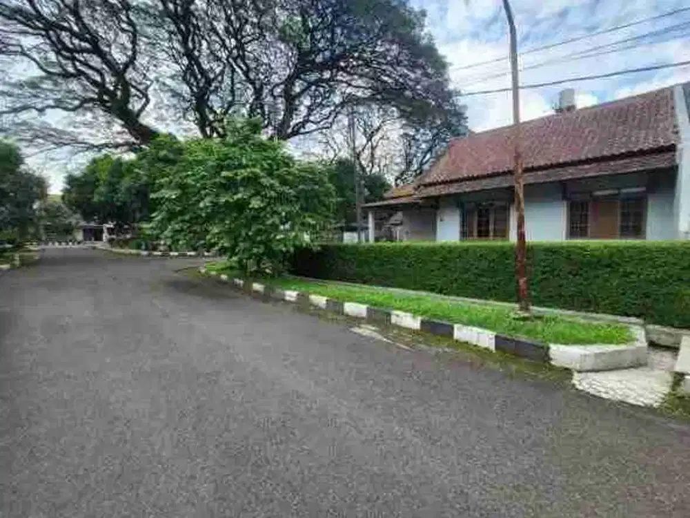 rumah lama terawat dalam komplek depan taman sayap riau Martadinata bandung