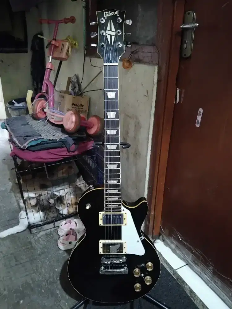 Gibson Les Paul, not Ibanez, not Fender